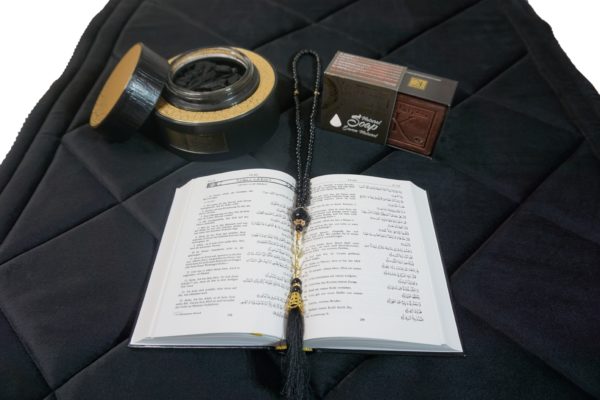 Limited Edition Ultra Samt-Gebetsteppich in Schwarz - Deutscher Koran – Bild 4